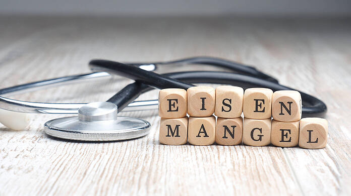 Eisen ist wichtig für den Körper, denn das Spurenelement ist an vielfältigen Prozessen im menschlichen Organismus beteiligt. Ein Mangel kann sich durch verschiedene Symptome anzeigen.