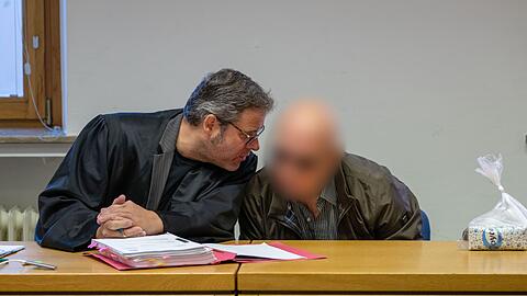 Der Angeklagte soll sich nach der Tat selbst verletzt haben.