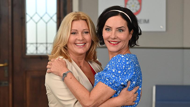 Karin Thaler und Marisa Burger verbindet nicht nur der Job, die beiden "Rosenheim-Cops"-Stars sind auch privat befreundet. Karin Thaler und Marisa Burger verbindet nicht nur der Job, die beiden "Rosenheim-Cops"-Stars sind auch privat befreundet.