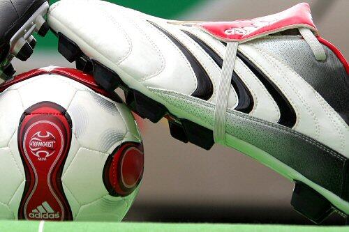 Beim FC Bayern haben Diebe 60 Paar Fußballschuhe geklaut.