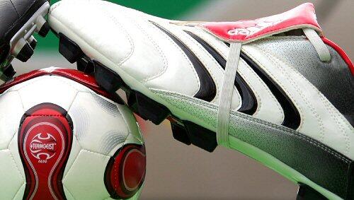 Beim FC Bayern haben Diebe 60 Paar Fußballschuhe geklaut. Beim FC Bayern haben Diebe 60 Paar Fußballschuhe geklaut.