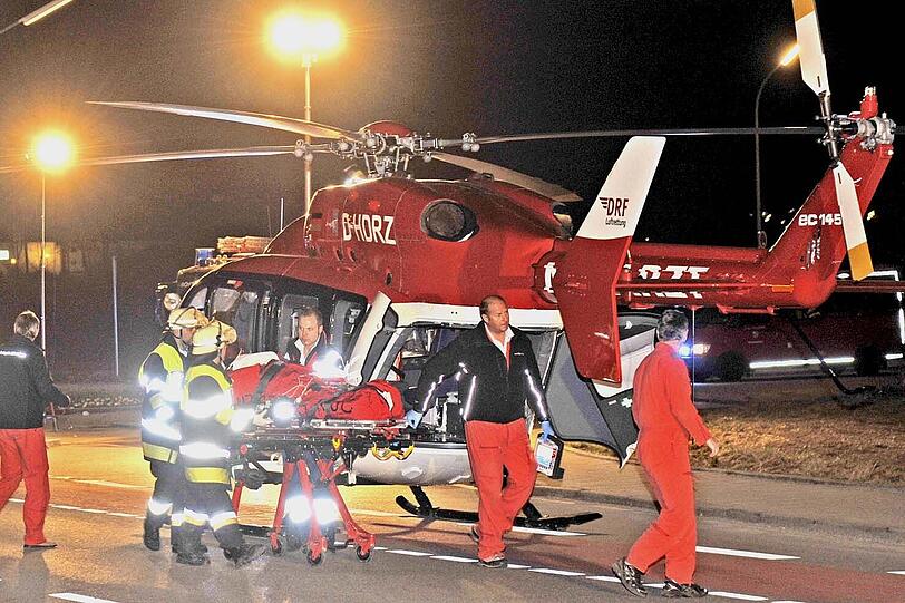 Die schwerverletzte Rentnerin wird mit dem Hubschrauber ins Krankenhaus gebracht.