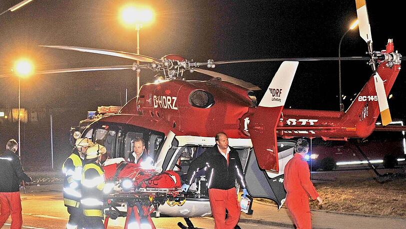 Die schwerverletzte Rentnerin wird mit dem Hubschrauber ins Krankenhaus gebracht. Die schwerverletzte Rentnerin wird mit dem Hubschrauber ins Krankenhaus gebracht.