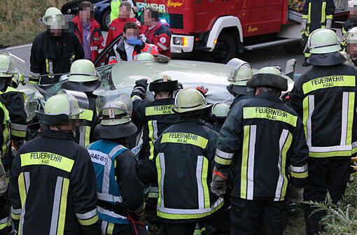 Im Landkreis Mühldorf wurden am späten Montagnachmittag zwei Personen bei einem schweren Verkehrsunfall verletzt.