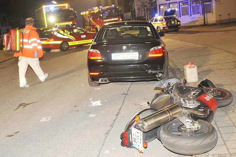 Warum der Motorradfahrer in Ottobrunn in das parkende Fahrzeug krachte und sich schwer verletzte, ist bisher nicht bekannt.