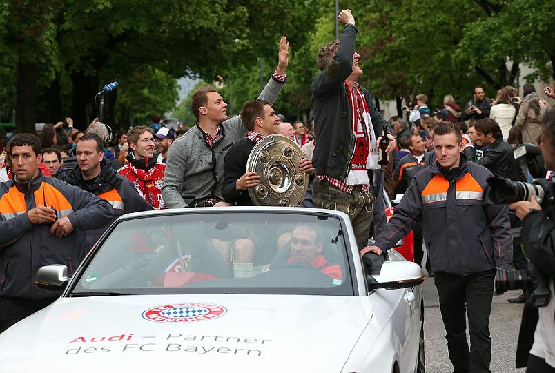 Der FC Bayern feiert die 23. Deutsche Meisterschaft. Mit einem Autokorso fuhren Spieler, Trainer und Funktionäre vom Stadtrand zur Fan-Party auf den Marienplatz. Die besten Bilder vom Korso.