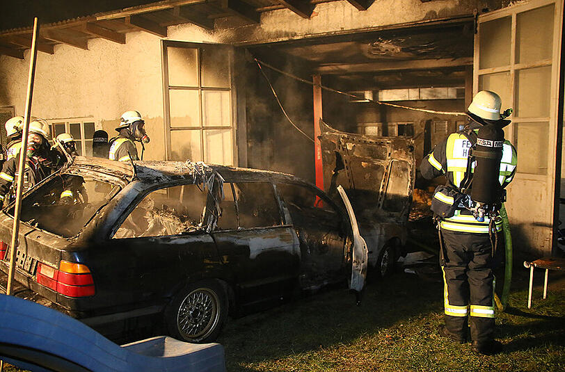 Bilder vom Einsatz in Neumarkt. Der abgestellte Wagen in der Garage brannte vollkommen aus.
