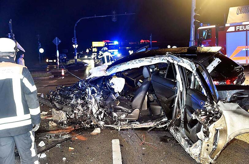 Die Straße gleicht einem Trümmerfeld: Ein 48-jähriger Mann raste mit seinem Wagen gegen einen Ampelmasten. Einen Tag später starb er im Krankenhaus.