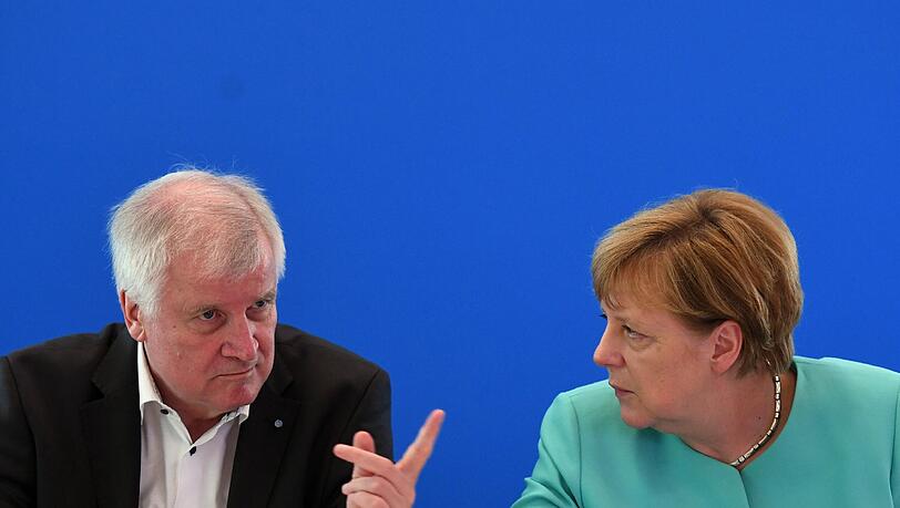 Horst Seehofer distanzierte sich am Wochenende scharf von Angela Merkels "Wir schaffen das"-Appell. Horst Seehofer distanzierte sich am Wochenende scharf von Angela Merkels "Wir schaffen das"-Appell.