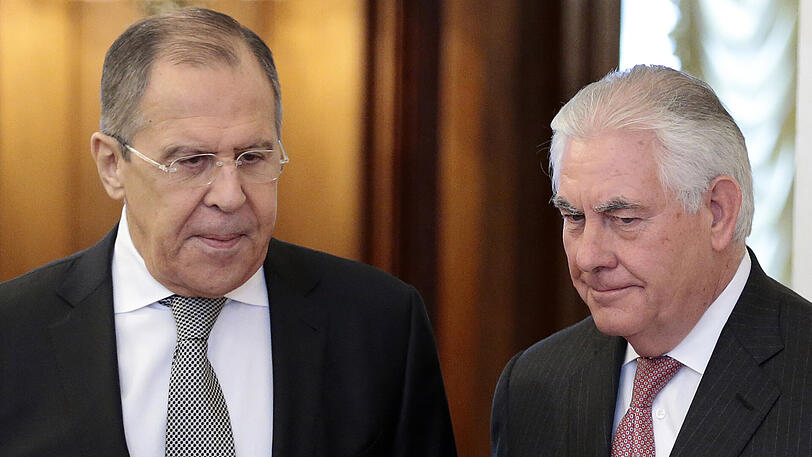 US-Außenminister Rex Tillerson (r) wird am 12.04.2017 in Moskau (Russland) von Russlands Außenminister Sergej Lawrow empfangen. Der Bürgerkrieg in Syrien wird das bestimmende Thema bei einem Spitzentreffen von US-Außenminister Tillerson mit seinem russischen Amtskollegen Lawrow in Washington. Die beiden Chefdiplomaten kommen dort am Mittwoch (10.05.2017) zusammen.