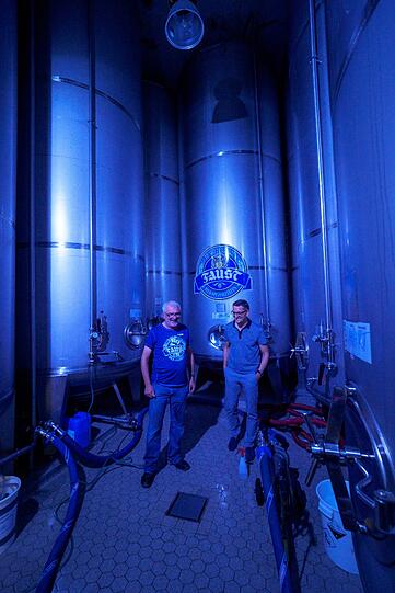 Früher hat er Patienten operiert, jetzt werkelt Wolfgang Röder als Brauerei-Praktikant.