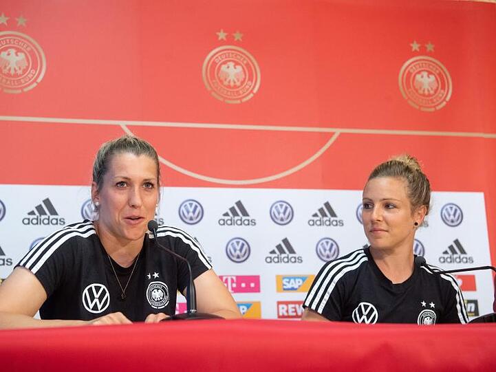 Die Nationalspielerinnen Verena Schweers (l) und Svenja Huth bei der DFB-Pressekonferenz in Grenoble.