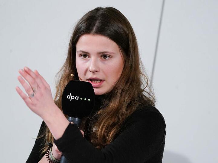 Luisa Neubauer, Klimaaktivistin, auf der dpa-Chefredaktionskonferenz. Foto: Kay Nietfeld/dpa
