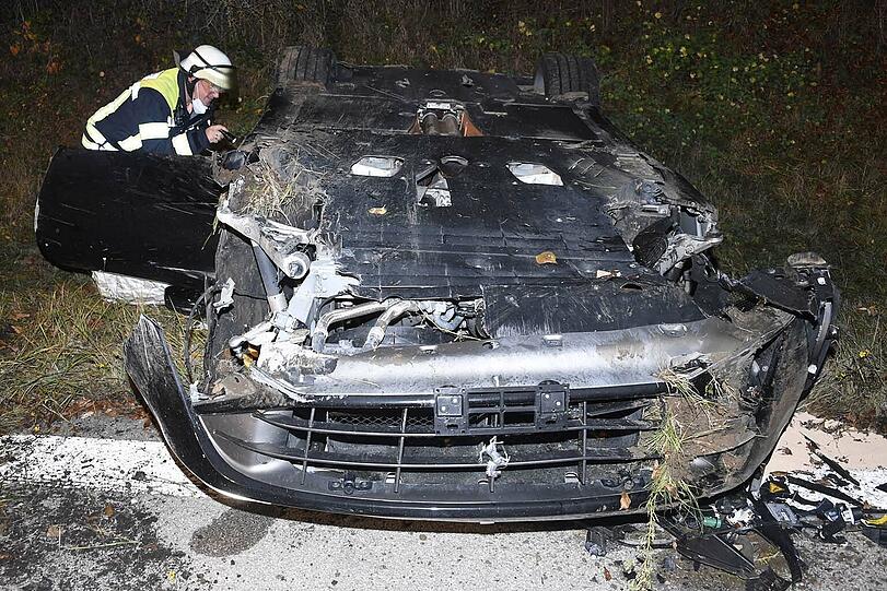 Auf der A8 Richtung München kommt ein Ferrari von der Fahrbahn ab und überschlägt sich.