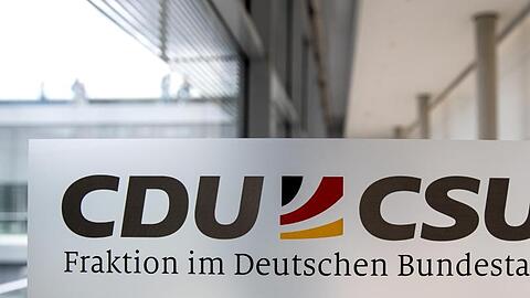Die CDU/CSU-Bundestagsfraktion will sich als Konsequenz aus der Maskenaffäre strengere Regeln geben.