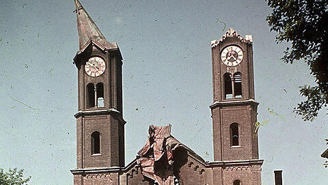 Die zerstörte neugotische Fassade der Klosterkirche St. Anna im Lehel, Ende April 1944: Diese Aufnahme von Eva Bollert ist durch die Zensur des NS-Propagandaministeriums gerutscht.