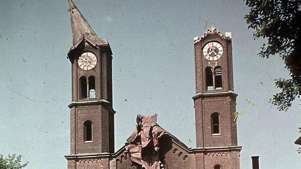 Die zerstörte neugotische Fassade der Klosterkirche St. Anna im Lehel, Ende April 1944: Diese Aufnahme von Eva Bollert ist durch die Zensur des NS-Propagandaministeriums gerutscht.
