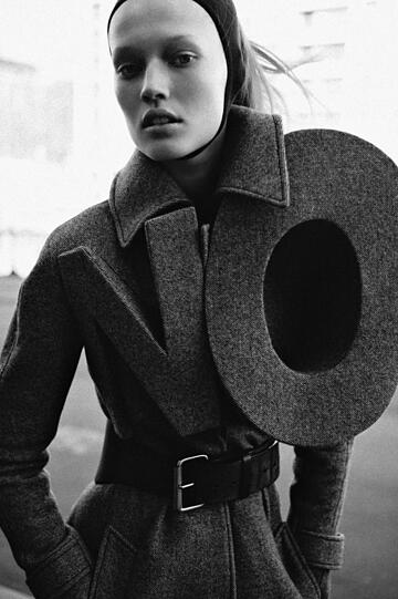 Nein! Das Model Toni Garrn posiert für die deutsche "Vogue" im "NO"-Mantel.