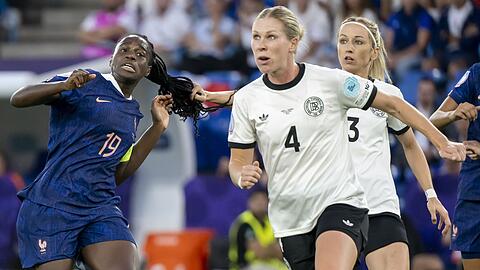 Für dieses Foulspiel wird Kathrin Hendrich (hinten rechts) gesperrt - allerdings nur für ein Spiel.