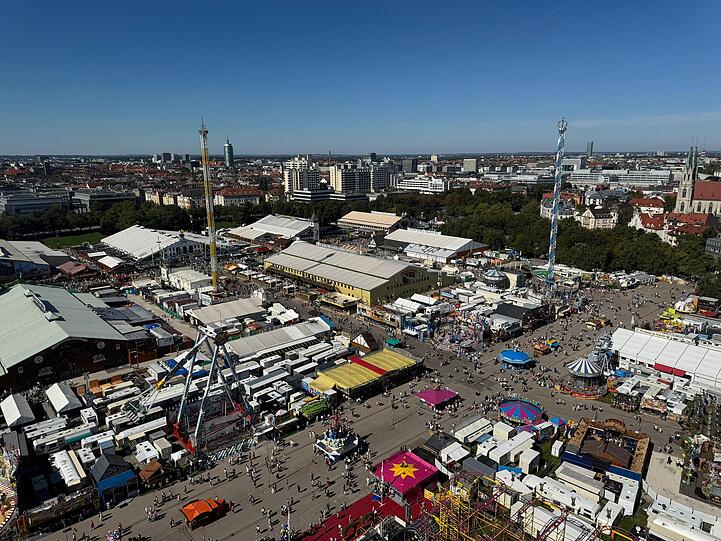 Auch von oben schön – der Blick vom "Sky Lift" auf die Wiesn