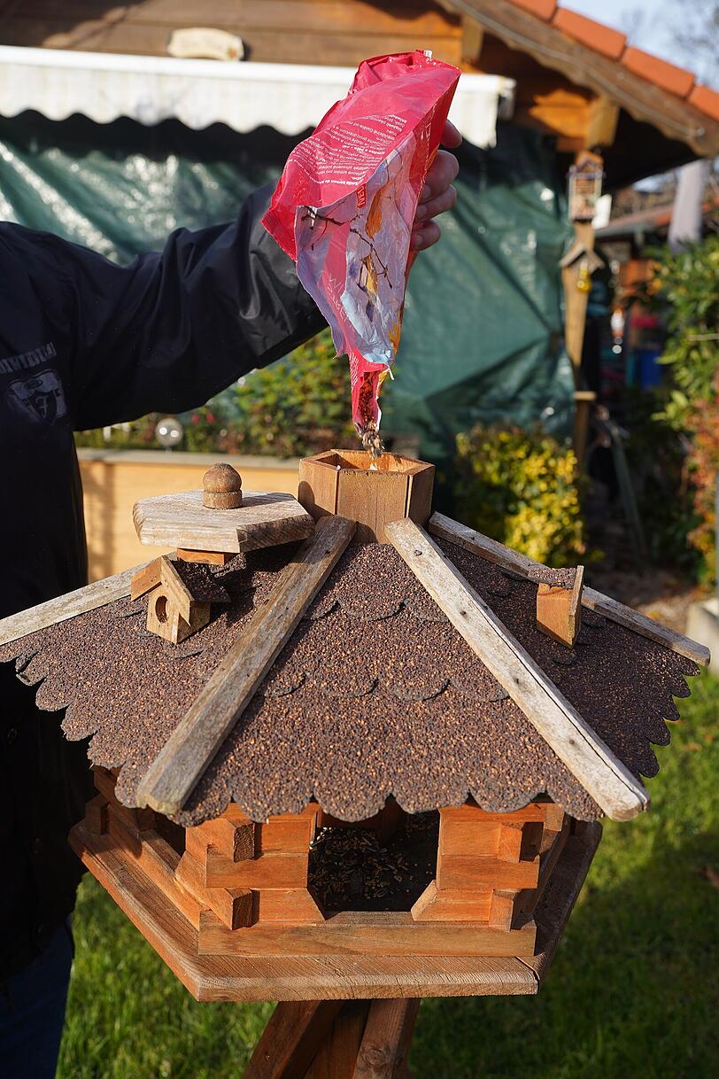 Ins Vogelhaus der Pollingers kommt vor dem Winter Streufutter für Meisen, Amseln, Elstern und andere Vögel. Ins Vogelhaus der Pollingers kommt vor dem Winter Streufutter für Meisen, Amseln, Elstern und andere Vögel.
