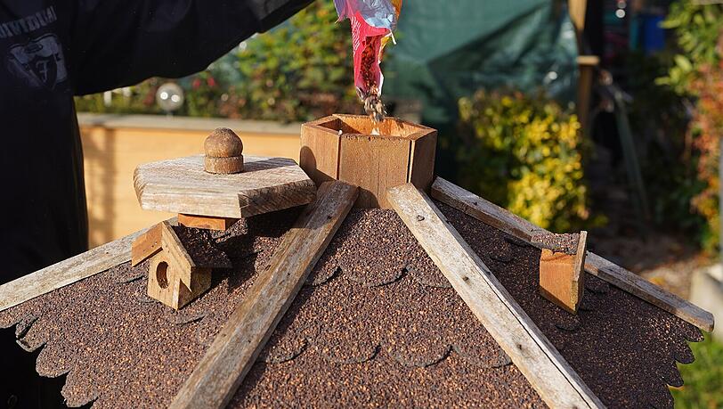 Ins Vogelhaus der Pollingers kommt vor dem Winter Streufutter für Meisen, Amseln, Elstern und andere Vögel. Ins Vogelhaus der Pollingers kommt vor dem Winter Streufutter für Meisen, Amseln, Elstern und andere Vögel.