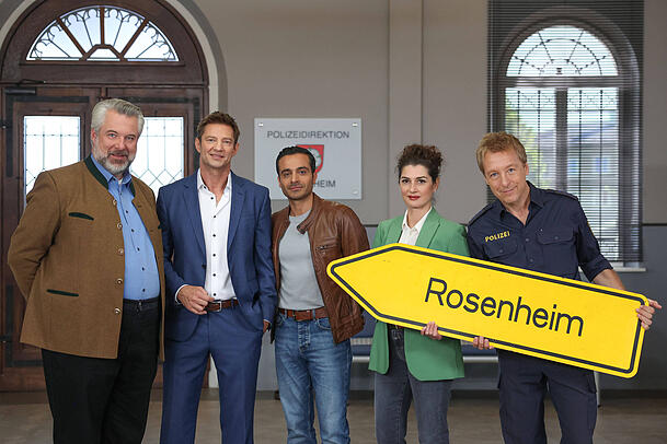 Igor Jeftic (2. v. l.) und Kollegen am Set der "Rosenheim-Cops".