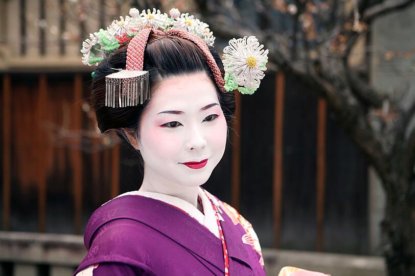 Geishas sind traditionell ausgebildete Unterhaltungskünstlerinnen, die verschiedene Aufführungen und Künste darbieten, wie zum Beispiel Tanz und Musik. Sie sind weiß geschminkt, mit auffällig roten Lippen und schwarz umrandeten Augen. Geishas sind ein wichtiger Teil der japanischen Kultur. Zentrum der Geisha-Künste ist heute Kyoto, wo viele Touristen ihre Darbietungen bewundern. Geishas sind traditionell ausgebildete Unterhaltungskünstlerinnen, die verschiedene Aufführungen und Künste darbieten, wie zum Beispiel Tanz und Musik. Sie sind weiß geschminkt, mit auffällig roten Lippen und schwarz umrandeten Augen. Geishas sind ein wichtiger Teil der japanischen Kultur. Zentrum der Geisha-Künste ist heute Kyoto, wo viele Touristen ihre Darbietungen bewundern.