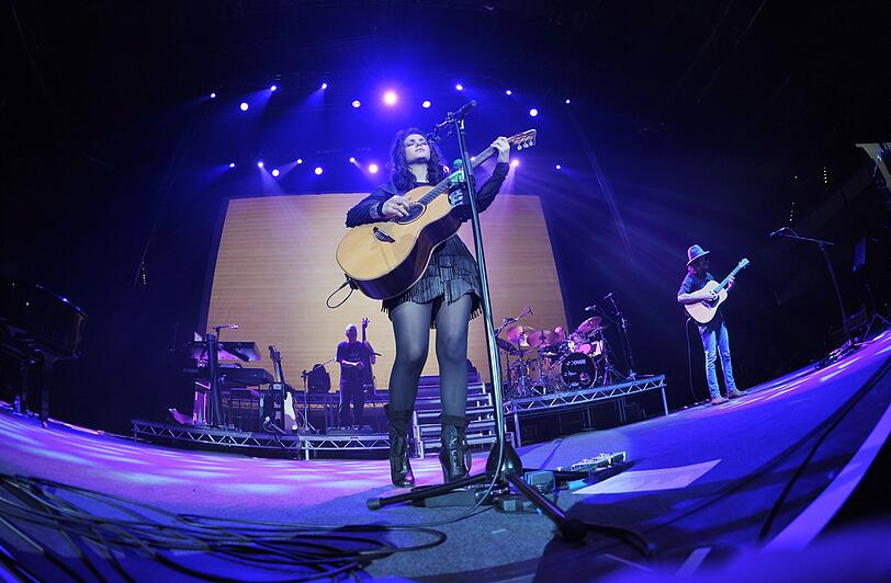 Katie Melua in der gut gefüllten Nürnberger Arena gibt sich als natürlicher Gegenentwurf zu überdrehten Pop-Abziehbildern.