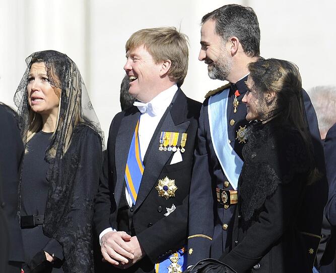 Vertreter des europäischen Hochadels: Prinzessin Maxima (sie stammt ebenso wie der Papst aus Argentinien), ihr Ehemann, der niederländische Kronprinz Willem-Alexander, der spanische Thronfolger Felipe und Ehefrau Letizia.