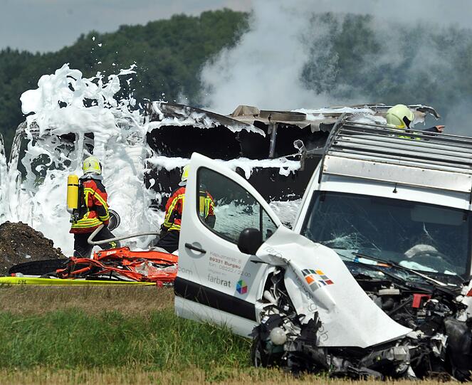 Rettungskräfte löschen auf der Bundesstraße B10 einen brennenden Lastwagen. Die Bilder.