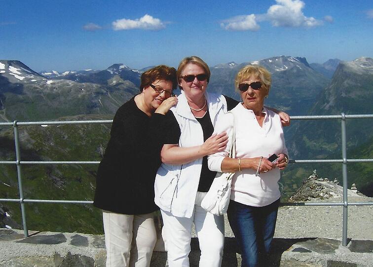 Erinnerungsfoto vor Bergpanorama: Familienurlaub in Österreich