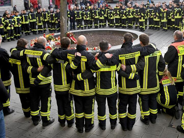 Am Königsplatz trauern Ferwehrleute. Foto: Stefan Puchner/dpa