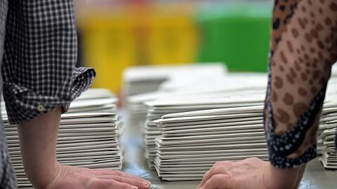 Bei der OB-Wahl in Erlangen schafft es Amtsinhaber Florian Janik (SPD) nur auf Rang zwei in die Stichwahl gegen den CSU-Mann J&ouml;rg Volleth. (Symbolbild)