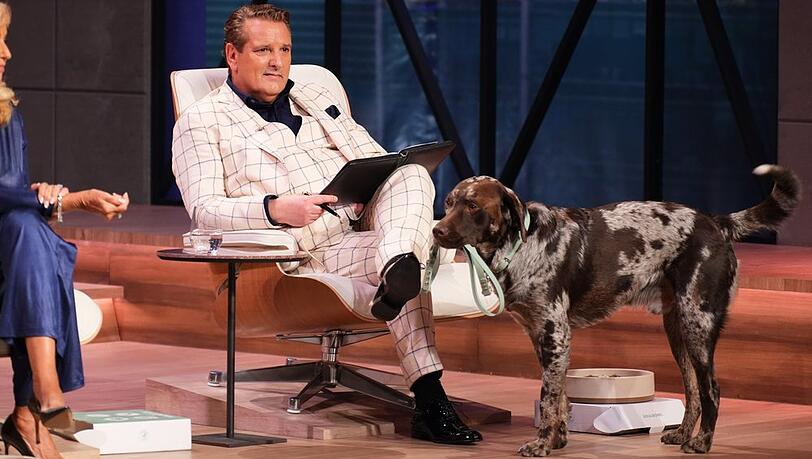 Ralf D&uuml;mmel nimmt einen intelligenten Hundenapf unter die Lupe - unter strenger Aufsicht von "Gr&uuml;nderhund" Milo.