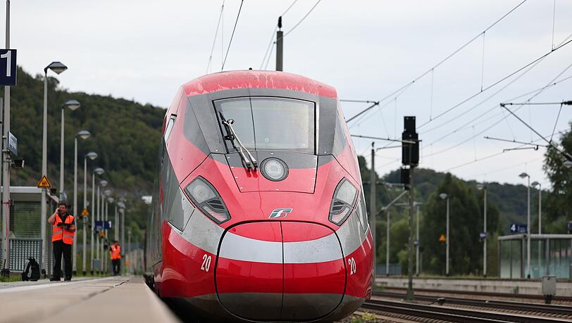 Die Probefahrten mit dem umgerüsteten Frecciarossa werden laut Bahn mehrere Monate dauern. Die Probefahrten mit dem umgerüsteten Frecciarossa werden laut Bahn mehrere Monate dauern.