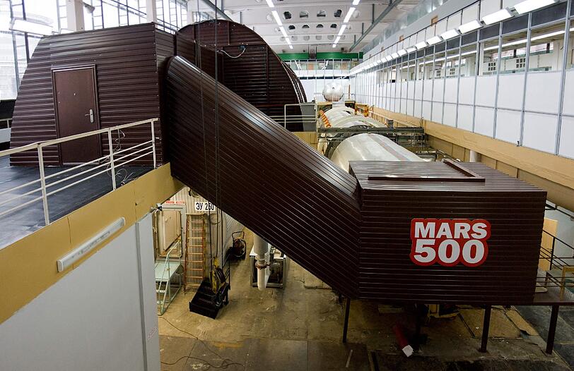 Container auf dem Gelände des Institutes für biomedizinische Probleme (IBMP) der russischen Akademie der Wissenschaften in Moskau dienen als Ersatz für ein Raumschiff