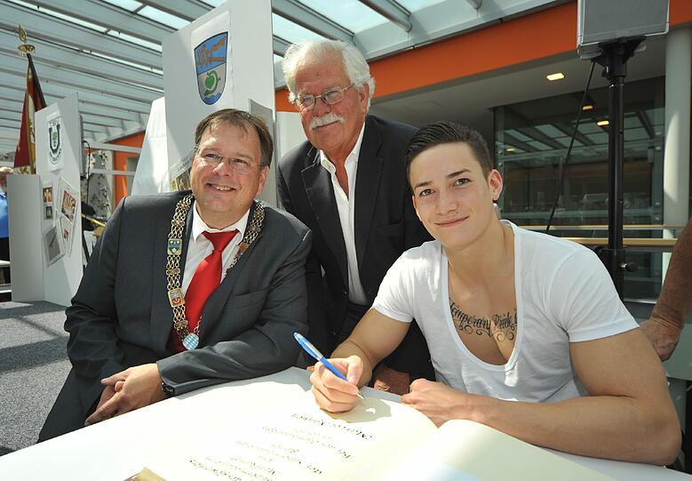 Marcel Nguyen wird in Unterhaching geehrt, mit OB Wolfgang Panzer (r.) und Turnerchef Volker Panzer.