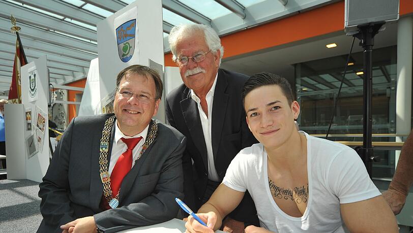 Marcel Nguyen wird in Unterhaching geehrt, mit OB Wolfgang Panzer (r.) und Turnerchef Volker Panzer. Marcel Nguyen wird in Unterhaching geehrt, mit OB Wolfgang Panzer (r.) und Turnerchef Volker Panzer.