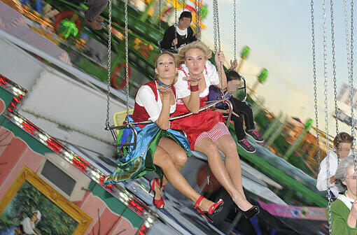 Sport mal anders: Sarah Valentina Winkhaus und Britta Hofmann von Sky-Sport im Karussell.