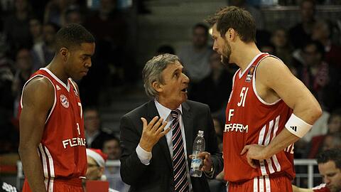 Jared Homan (rechts) mit Trainer Svetislav Pesic. Links: Brandon Thomas.