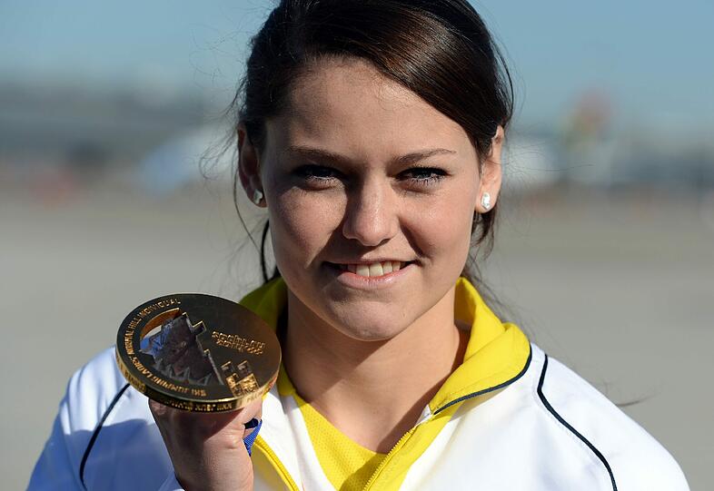 Stolz zeigt sie ihre Medaille: Die deutsche Goldmedaillen-Gewinnerin im Skispringen der Frauen, Carina Vogt...