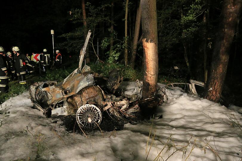 Von dem BMW ist nicht mehr viel zu erkennen. Der Fahrer war sofort tot.