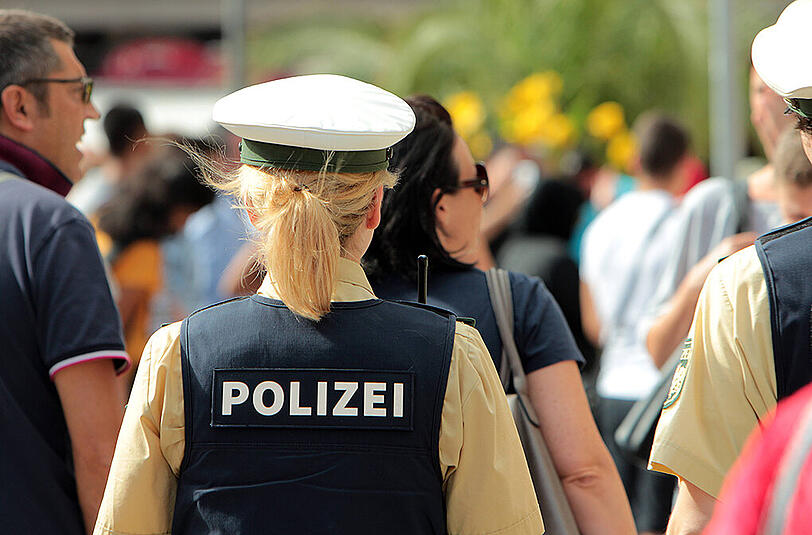 Eine angehende Polizistin darf sich die Brüste vergrößern lassen, entschied das Münchner Verwaltungsgericht. (Symbolbild)