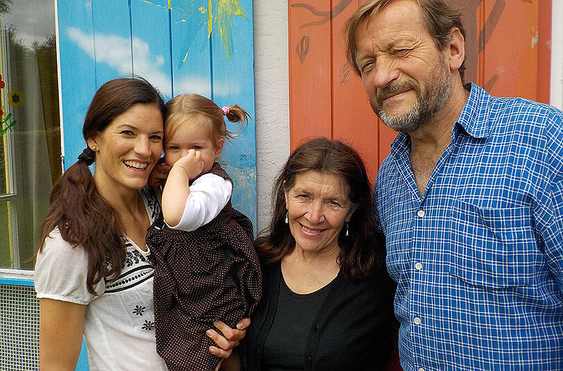 Eine Ludwigsfelder Familie: Anusch und Johannes Thiel (r.) mit ihrer Tochter Rebekka und Enkelin Tara.