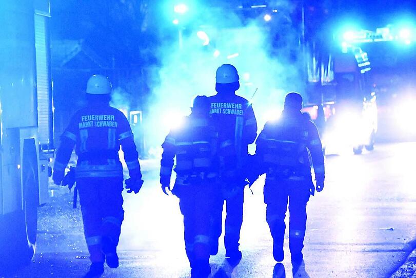 Die Feuerwehr musste bei minus elf Grad gegen die Flammen ankämpfen. Die Bilder vom Einsatz.