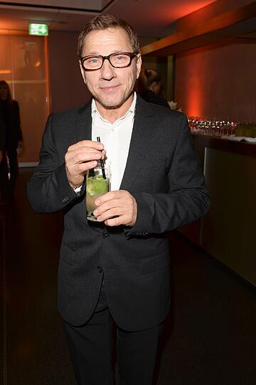 Richy Müller vom Stuttgarter "Tatort" mit Cocktail in der Hand