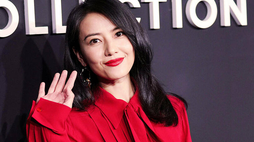 Gao Yuanyuan zeigt bei der Show von Michael Kors, wie die Schluppenbluse perfekt zur Geltung kommt.
