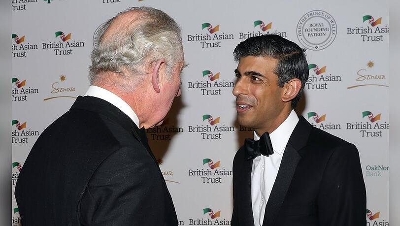 König Charles III. und Rishi Sunak (re.) treffen am Dienstag im Buckingham Palast aufeinander.