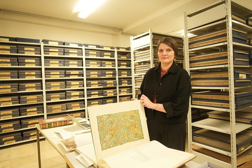 Kunsthistorikerin Franziska Lampe erforscht das lange verschollen geglaubte Foto-Archiv des Münchner Bruckmann-Verlags. Sie zeigt einen handkolorierten Platindruck von 1910. Das fotografierte Original ist ein Brokatstoff, der um 1600 in Persien gefertigt wurde.